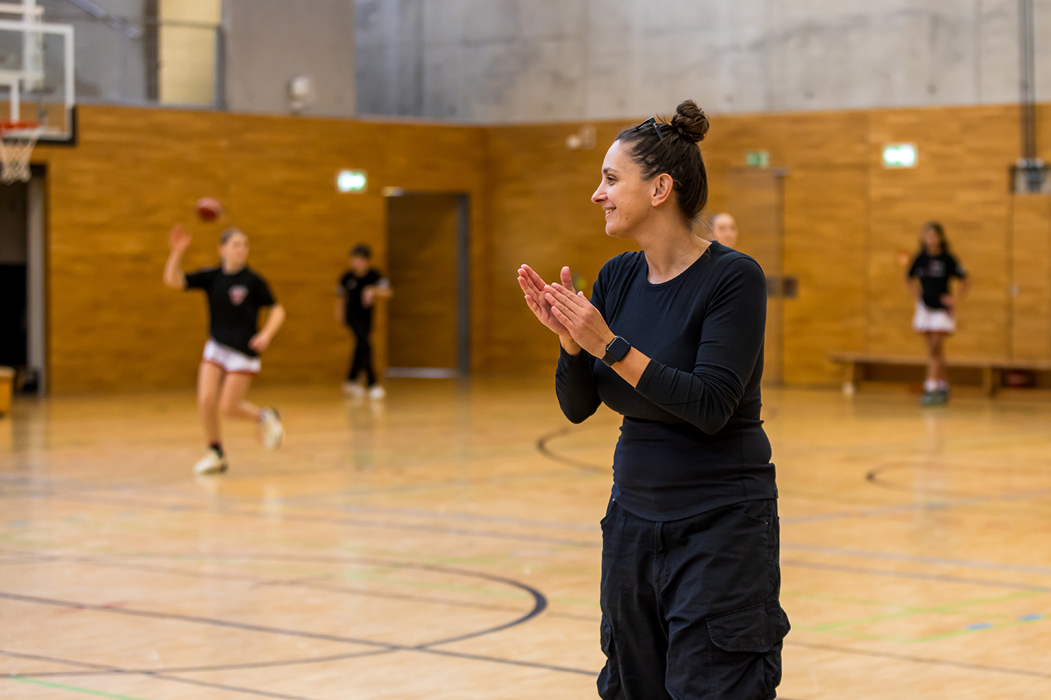 Danijela-Bradfisch-ueber-mich Danijela Bradfisch beim Baskettballtraining klatscht vor Begeisterung